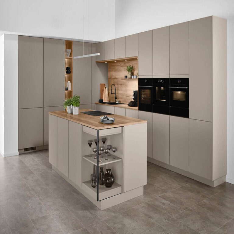 Beige Küche mit Kochinsel Küche in Kaschmir-Beige mit Kochinsel, Holzarbeitsplatte und offenem Regal – Küchenmontage
