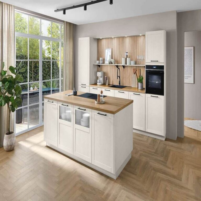 Helle Küche mit Kücheninsel Helle Küche im Landhausstil mit Kücheninsel, Holzarbeitsplatte und bodentiefen Fenstern – Küchenaufbau Erlangen
