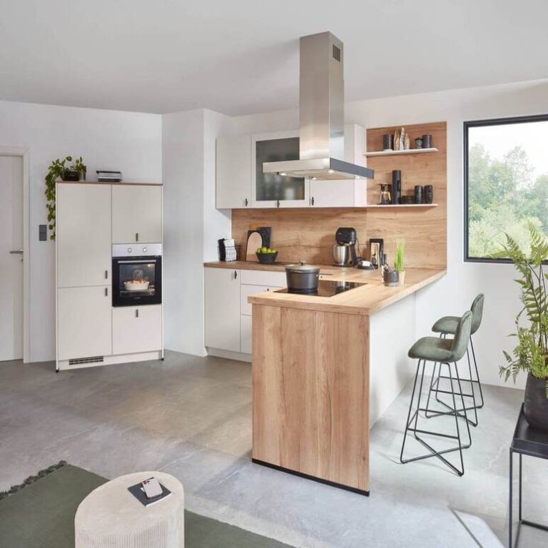 Offene Küche mit Holztheke Offene Küche mit Theke aus Holz, Barhockern und Insel-Dunstabzugshaube – Küchenaufbau Erlangen