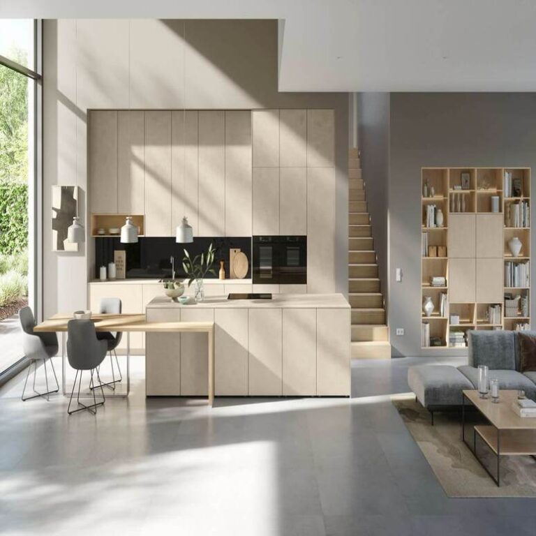 Offene Küche mit Wohnbereich – Küchenaufbau Erlangen Offene moderne Küche in Beige mit Kochinsel, Essplatz und angrenzendem Wohnbereich